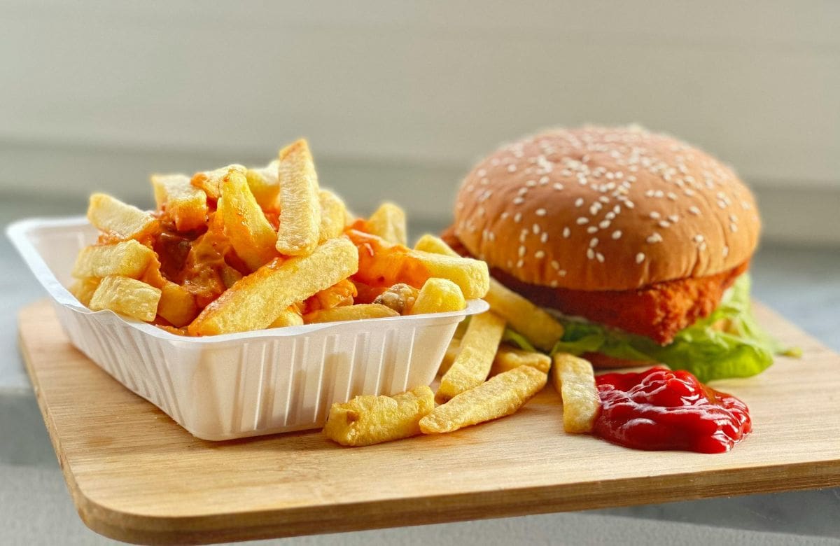 Cambiar los horarios de comida los fines de semana altera el metabolismo en jóvenes y eleva el riesgo de obesidad, advierte estudio | Foto: Especial (canva)