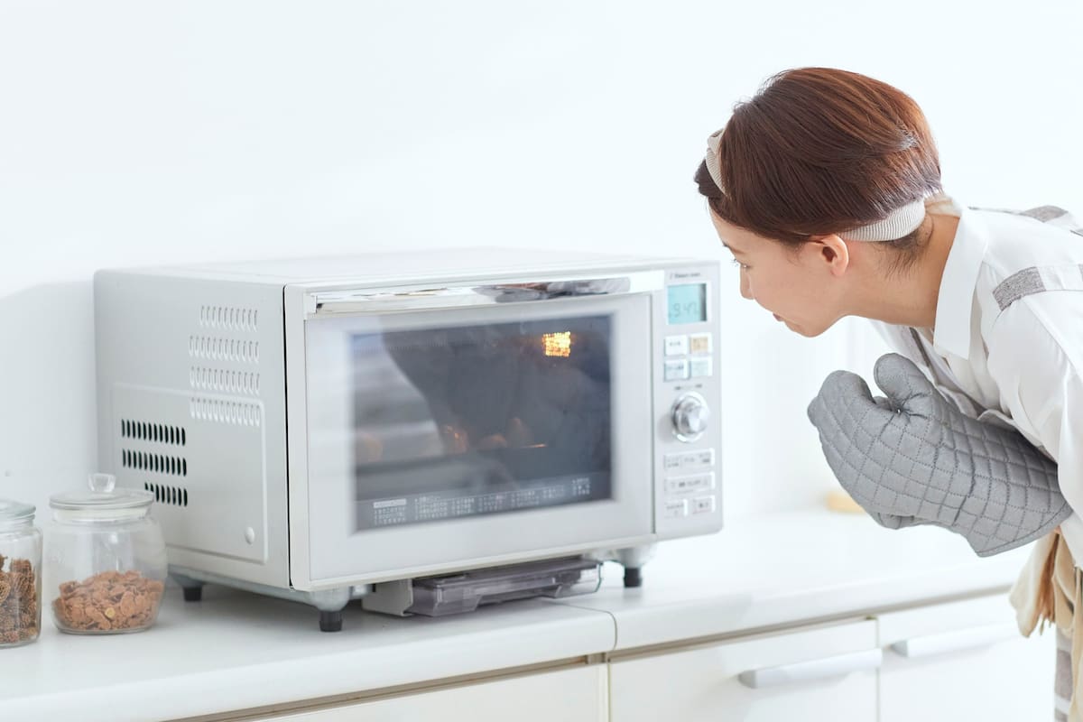 ¿Es seguro calentar comida en recipientes de plástico? Esto dice la ciencia