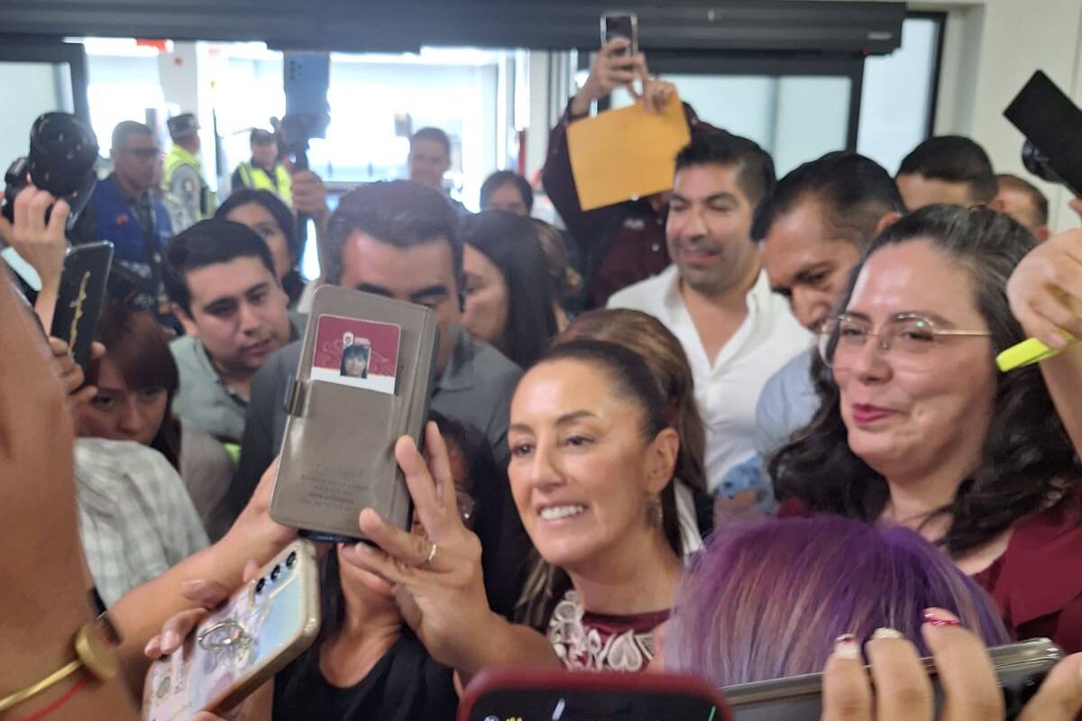 Decenas de cachanillas reciben a Claudia Sheinbaum en el Aeropuerto de Mexicali