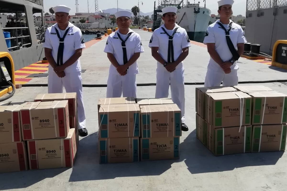 Llevan libros de texto gratuito a Isla de Cedros
