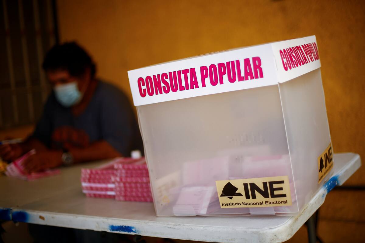 Imagen de archivo. Una urna durante una consulta popular para decidir si se investiga a cinco expresidentes mexicanos, impulsada por el mandatario Andrés Manuel López Obrador, en un colegio electoral en Ciudad Juárez, México. 1 de agosto de 2021. REUTERS / José Luis González