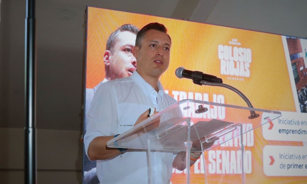 El senador dialogó con estudiantes de la Facultad de Derecho en Hermosillo, habló sobre la reforma electoral y reiteró que “no son tiempos de definiciones” rumbo a una posible candidatura. Foto: Especial (Grupo Healy)