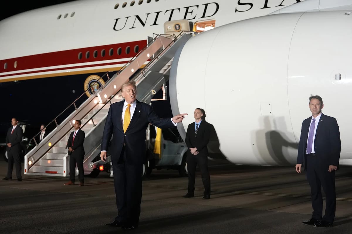 Rodeado de seguridad, el presidente Donald Trump realiza transbordos en la base aérea estadounidense RAF Mildenhall, en Suffolk, al este de Inglaterra, de regreso a Washington tras la cumbre de la OTAN en Ankara, Turquía, el miércoles 8 de julio de 2026. (Foto AP/Alex Brandon)