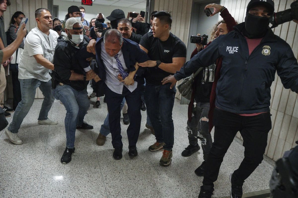 El contralor de la ciudad de Nueva York, Brad Lander, es arrestado por agentes del Servicio de Inmigración y Control de Aduanas (ICE) y del FBI frente a un tribunal federal de inmigración el martes 17 de junio de 2025 en Nueva York. | Crédito: AP/Olga Fedorova