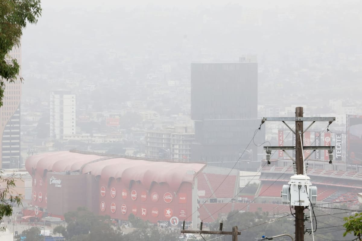 La visibilidad reducida obligó a suspender temporalmente vuelos en el Aeropuerto Internacional de Tijuana este domingo. Foto: Sergio Ortiz