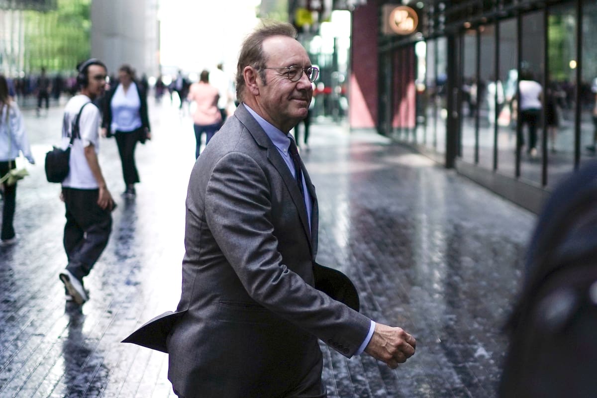 El actor Kevin Spacey camina afuera del Tribunal de la Corona en Southwark, Londres, el lunes 17 de julio de 2023. Elton John testificó brevemente el lunes para la defensa en el juicio por agresión sexual de Kevin Spacey cuando el abogado del actor intentó desacreditar a un hombre que afirmó que el ganador del Oscar lo tomó agresivamente por la entrepierna mientras conducía a un baile ofrecido por el cantante. (Jordan Pettitt/PA vía AP)