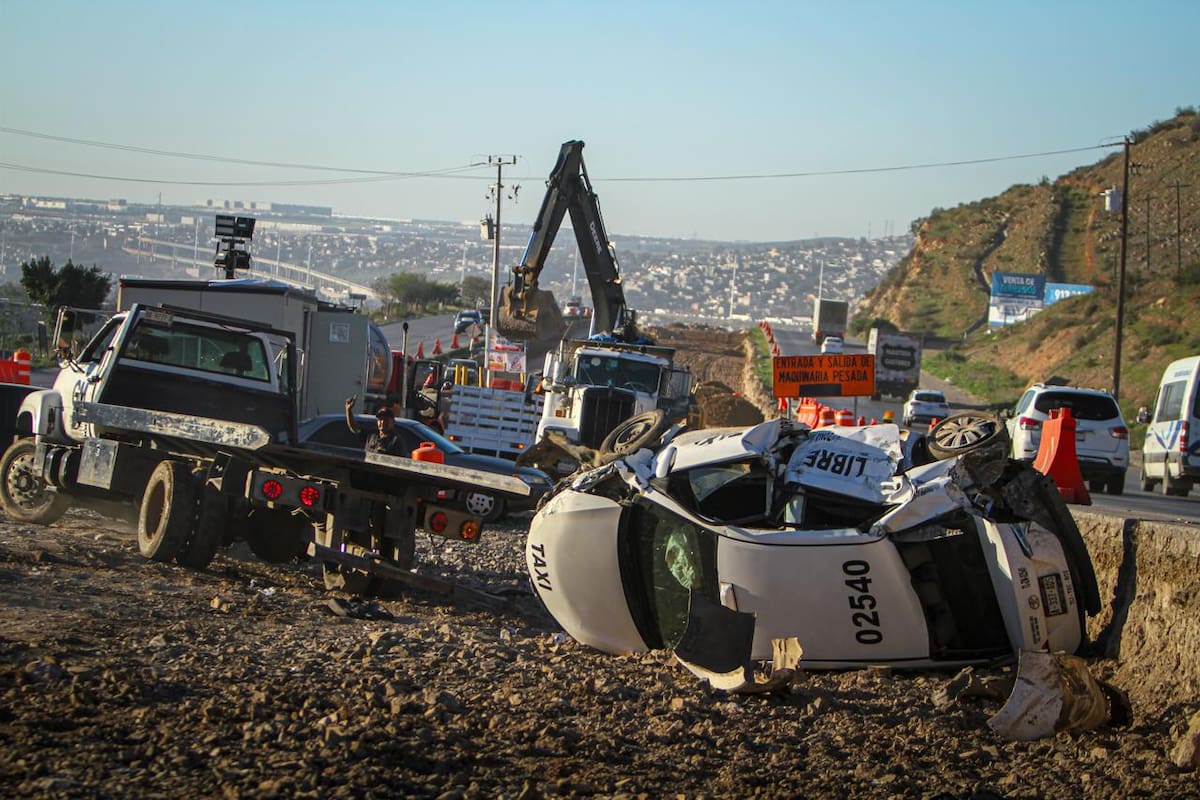 Un taxi libre y un automóvil Nissan terminaron volcados tras un choque registrado a la altura de la colonia Altiplano, en dirección a Otay. Foto: Border Zoom