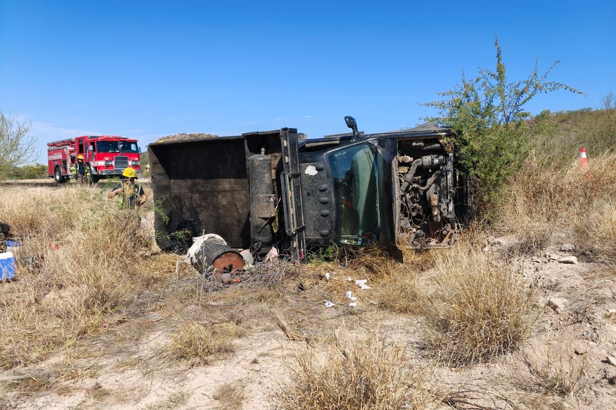 Vuelca vehículo en la carretera Hermosillo-Mazatán; no hay lesionados