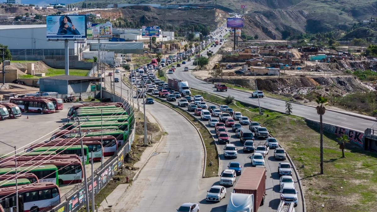 Un socavón cerró carriles en Vía Rápida Oriente; habilitan paso provisional y piden usar rutas alternas. Foto: Border Zoom
