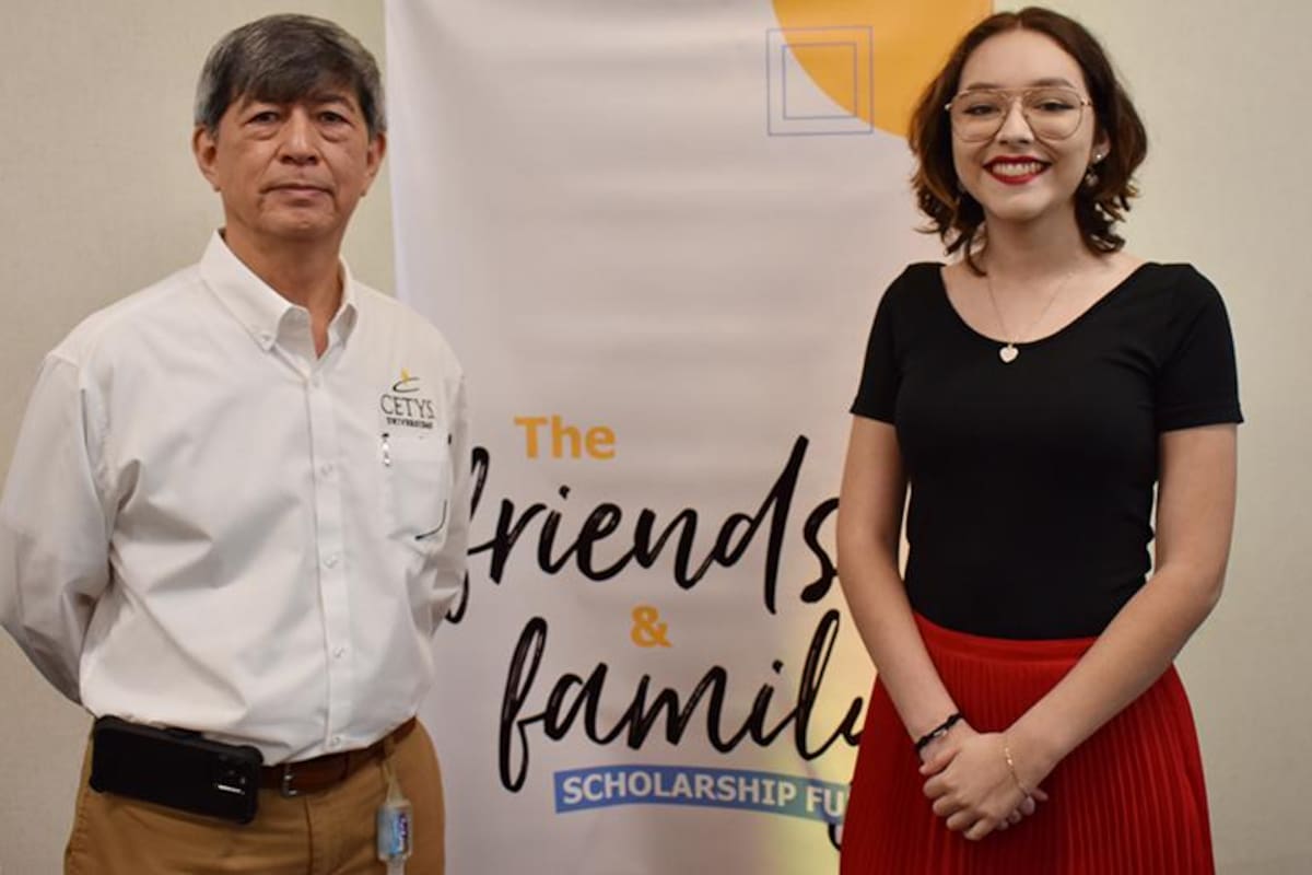 Entregan beca a estudiante de Imperial, California