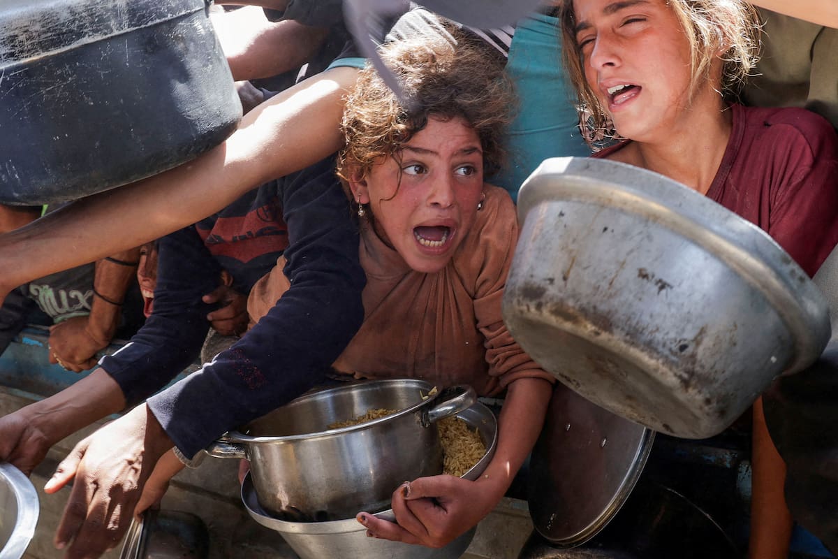 Gente se reúne para recibir alimentos de una cocina de caridad, en Jan Yunis, sur de la Franja de Gaza. 29 de abril de 2025. REUTERS/Hatem Khaled