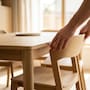 La psicología explica por qué acomodar la silla al levantarse de la mesa no es un simple acto de cortesía, sino un indicador de valores, carácter y respeto hacia los espacios compartidos con otras personas