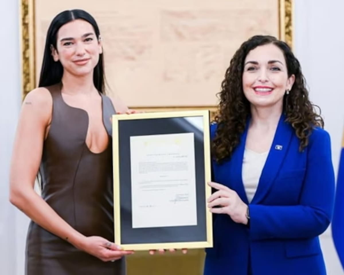 Dua Lipa recibe oficialmente la ciudadanía de Kosovo en una emotiva ceremonia presidida por Vjosa Osmani, reafirmando su conexión con su tierra natal.