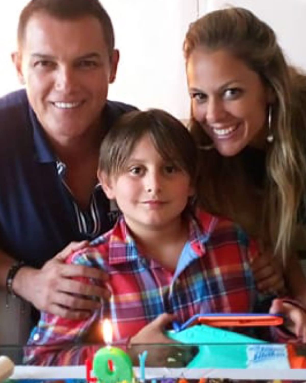 Aaron Beas y Ximena Pichel junto a su hijo / Facebook: Aaron Beas