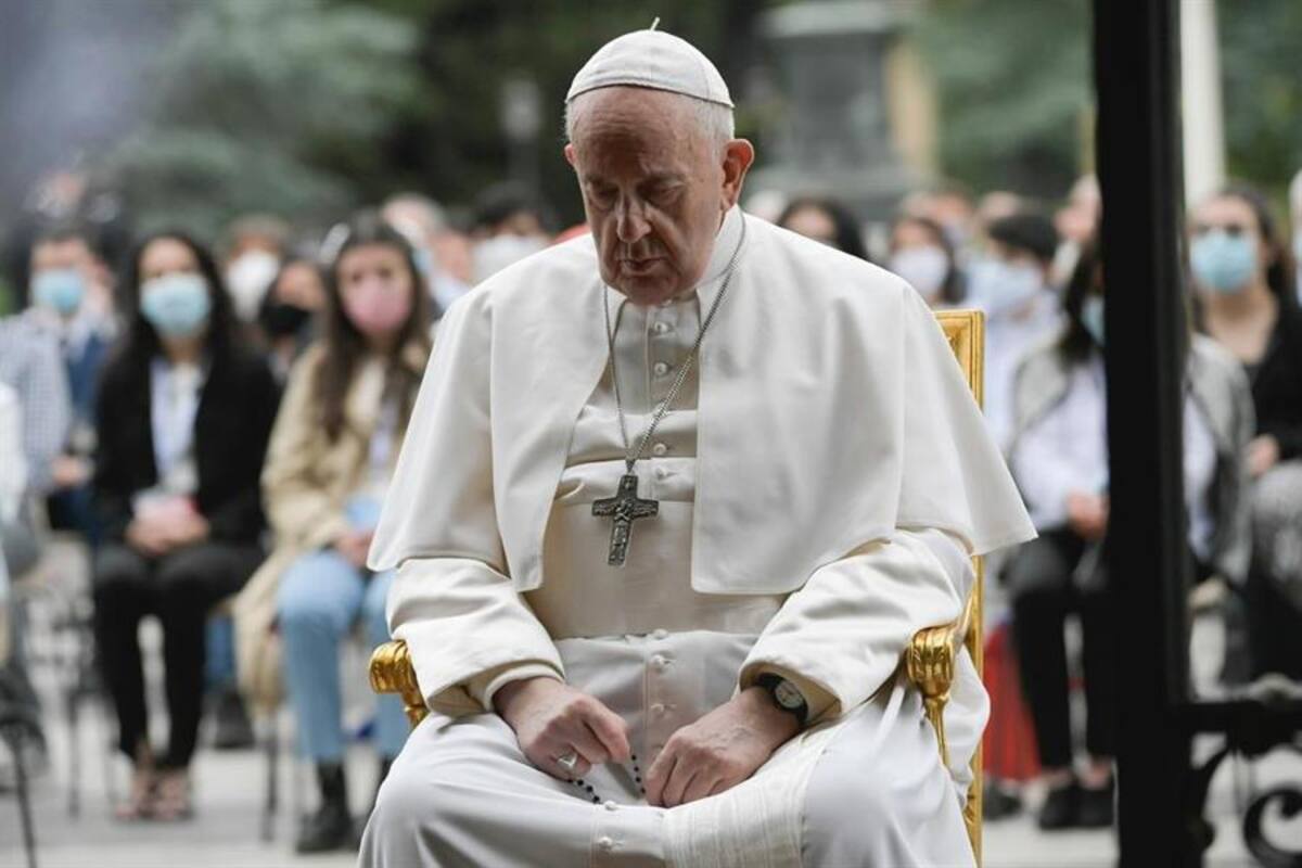 Coronavirus: El papa rezó el rosario para pedir el fin de la pandemia conectado con 50 santuarios