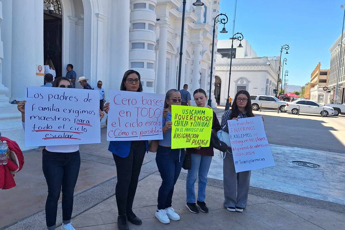 Maestros y padres de familia se manifiestan por falta de plazas docentes
