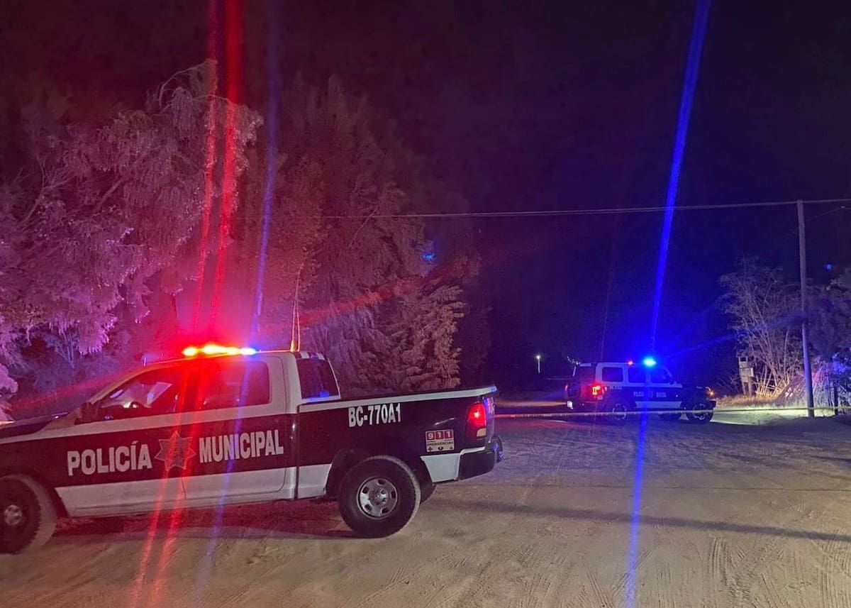 Un hombre fue ejecutado a balazos la noche del sábado en la delegación Francisco Zarco, en el Valle de Guadalupe; la Fiscalía General del Estado investiga el homicidio.
Foto: Cortesía.