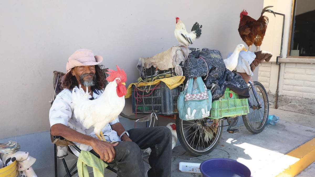 A sus 70 años, “Chuy” recorre todo México en bicicleta con sus animales para predicar el Evangelio