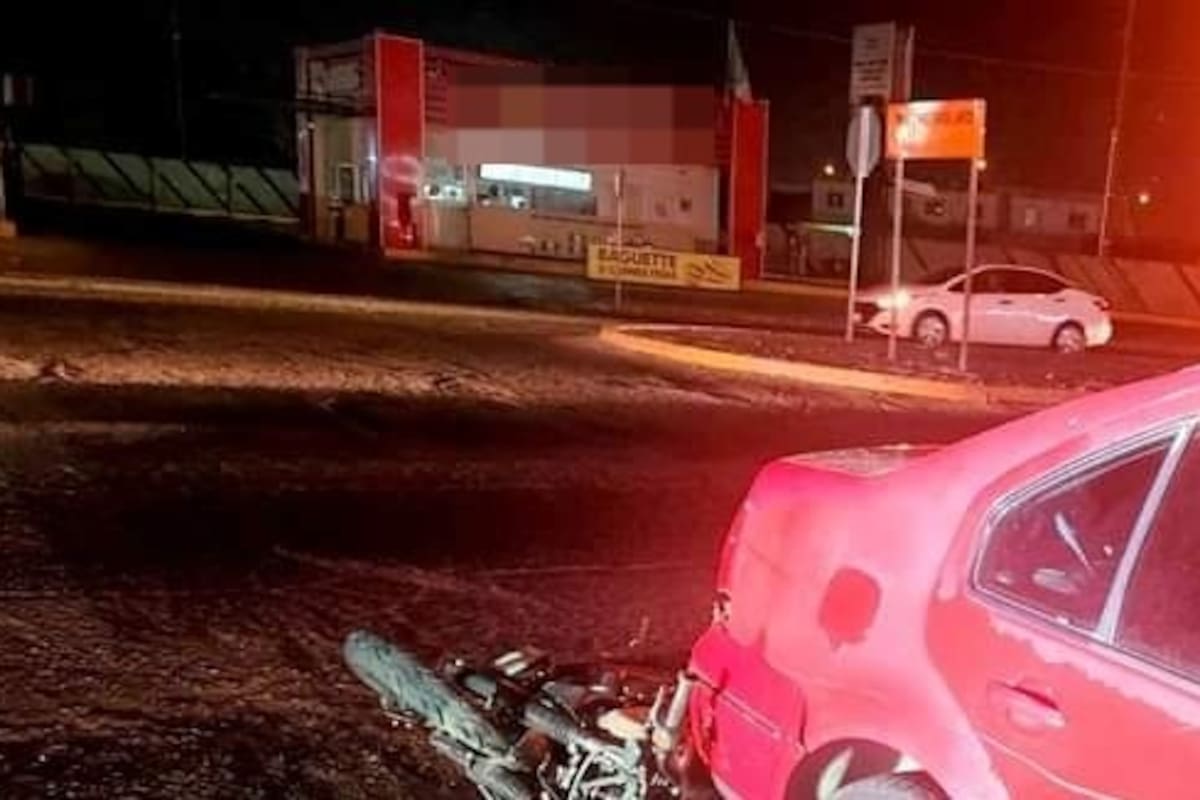 Motociclista grave tras choque al pasarse un alto