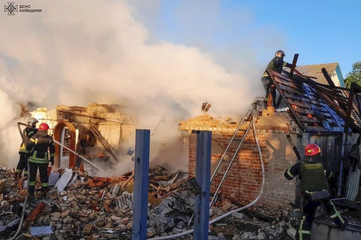 En esta imagen proporcionada por el Servicio Ucraniano de Emergencias, rescatistas trabajan en un edificio dañado después de un ataque de misiles rusos en la región de Kiev, Ucrania, el miércoles 8 de mayo de 2024. (Servicio Ucraniano de Emergencias via AP Foto)