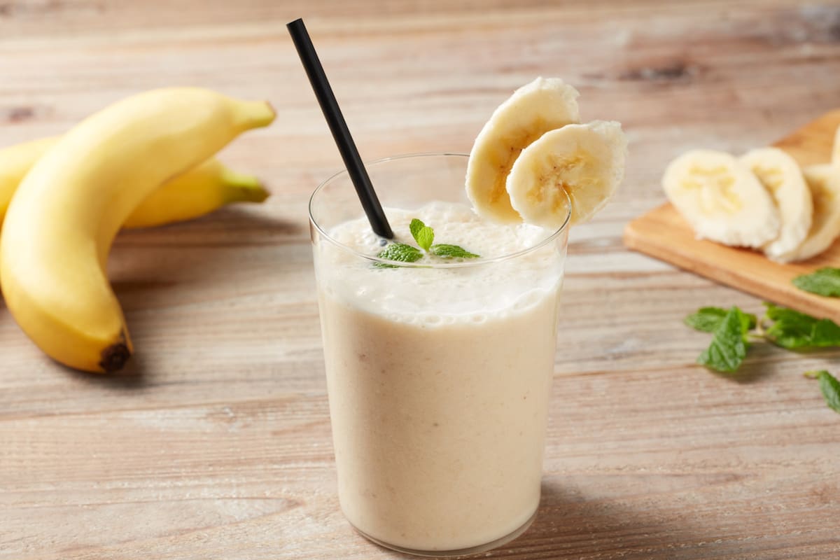 Licuado de platano y naranja: una bebida práctica para la salud diaria