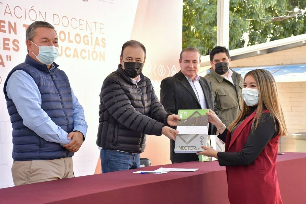 Gobernador Alfonso Durazo entrega 50 tablets a profesores que iniciarán programa de capacitación docente
