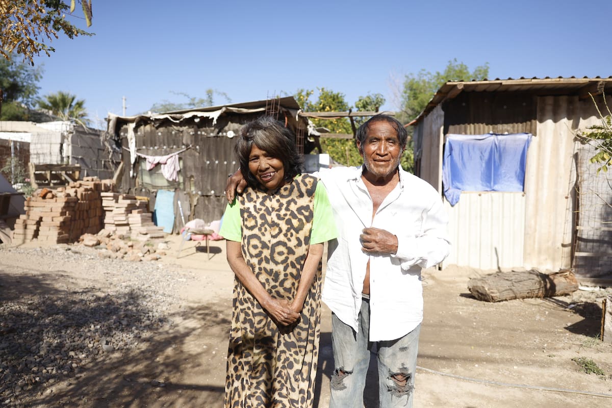 Mientras el día es cálido, el frío cala en las periferias de Hermosillo; don Silvano y su familia lo padecen en la colonia 4 de Marzo