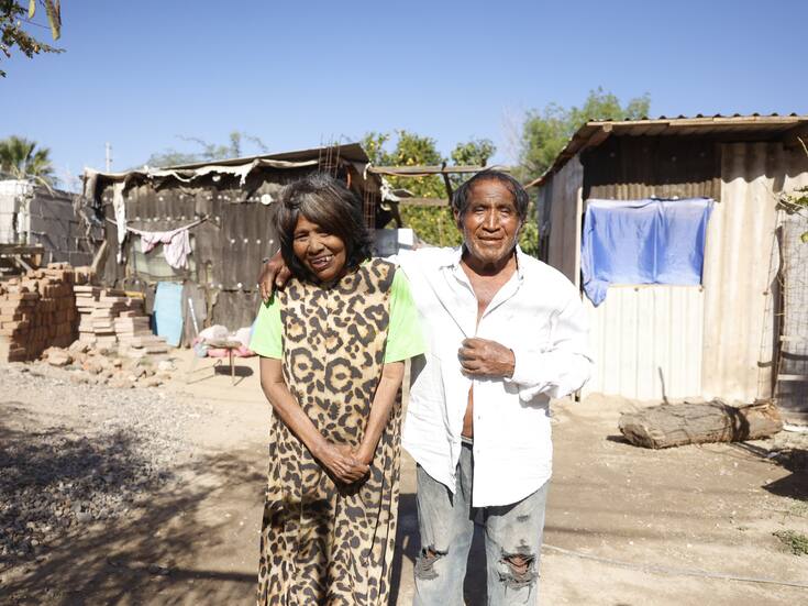 Mientras el día es cálido, el frío cala en las periferias de Hermosillo; don Silvano y su familia lo padecen en la colonia 4 de Marzo