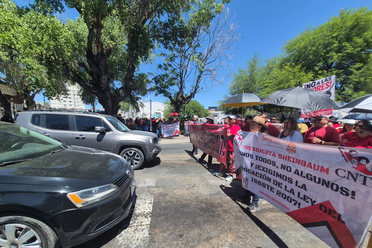 Fracasan negociaciones con maestros en Nogales; bloquean garita Dennis DeConcini