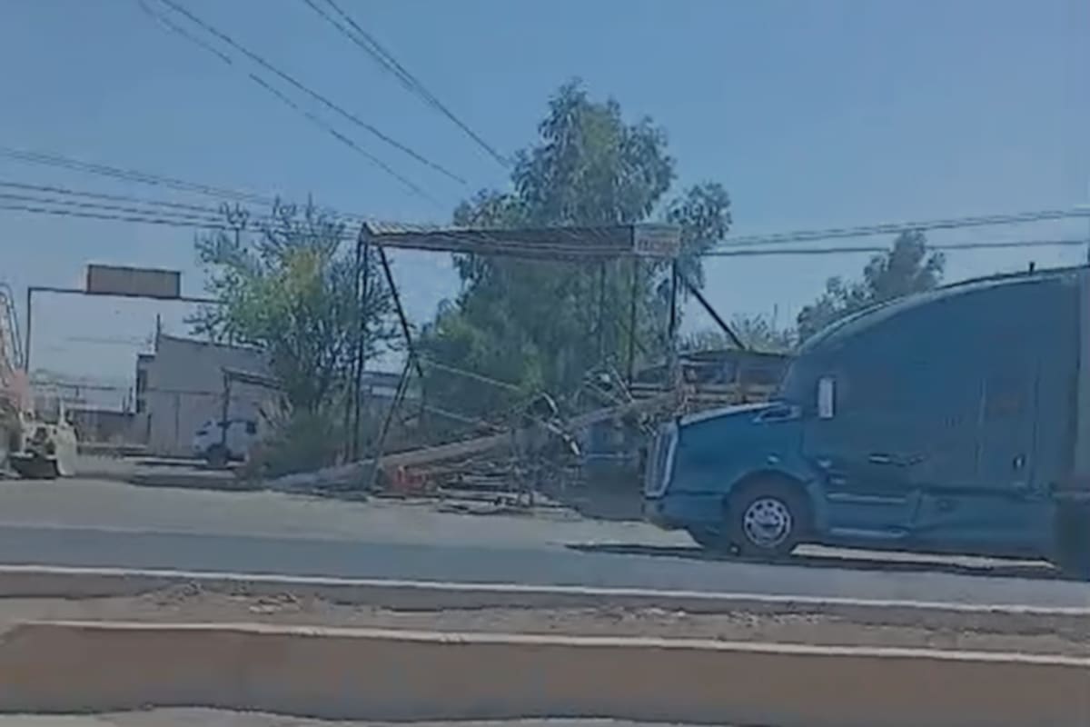 Tráiler derriba poste de energía y deja sin luz a 600 personas en comunidades del Valle de Mexicali