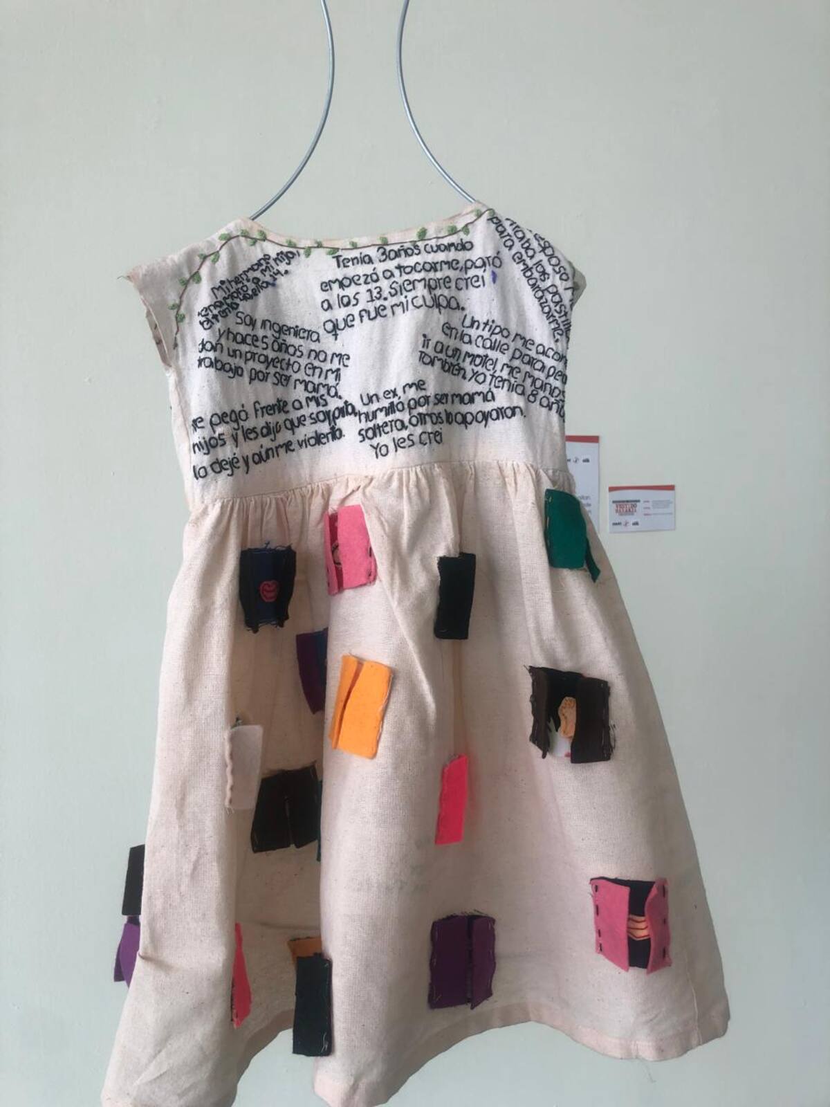 Los vestidos colgados en la galería, tienen frases escritas en su mayoría y son un grito de la realidad que viven muchas mujeres en Baja California.