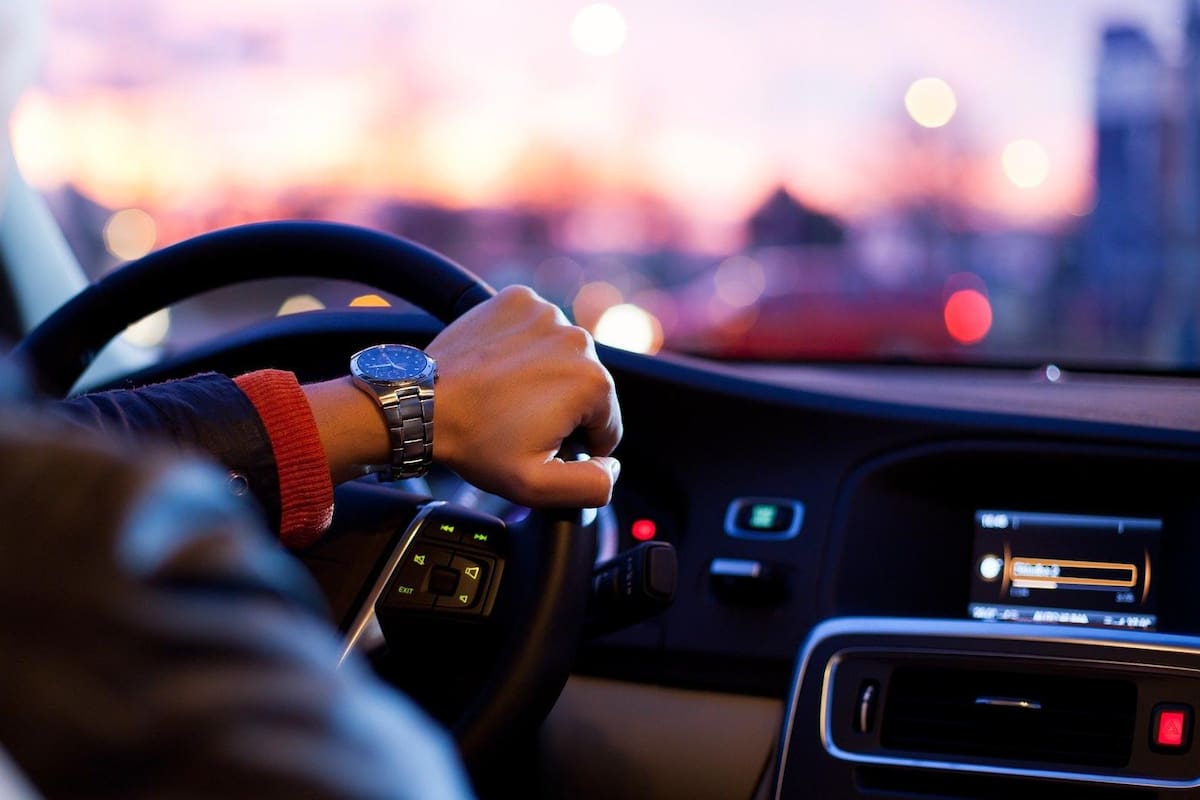 Se presenta en las oficinas para recuperar la licencia de manejar conduciendo su auto