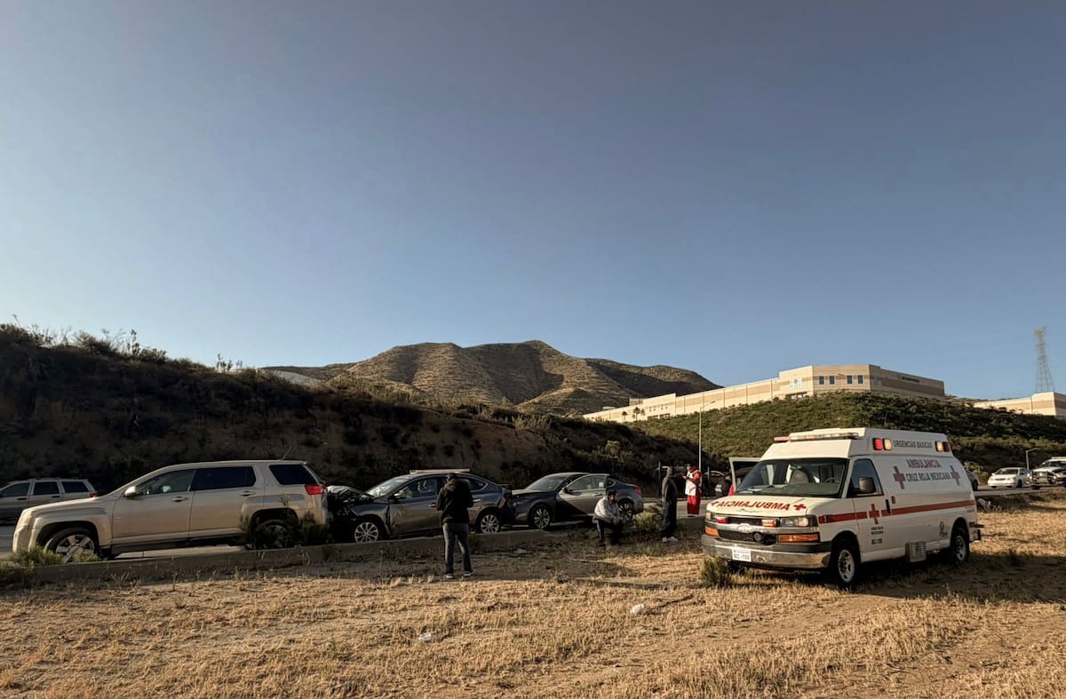 El accidente involucró cuatro vehículos y generó tráfico en dirección a El Refugio durante la mañana de este martes. Foto: Border Zoom