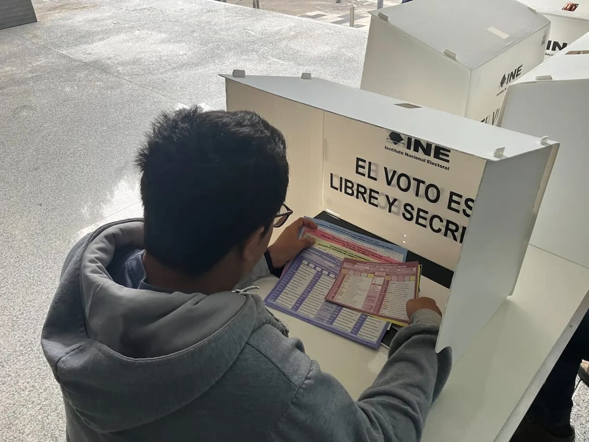 Esteban Hernández, un estudiante de veterinaria de 31 años, es uno de los primeros en votar en las elecciones judiciales, en Ciudad de México. | Crédito: AP
