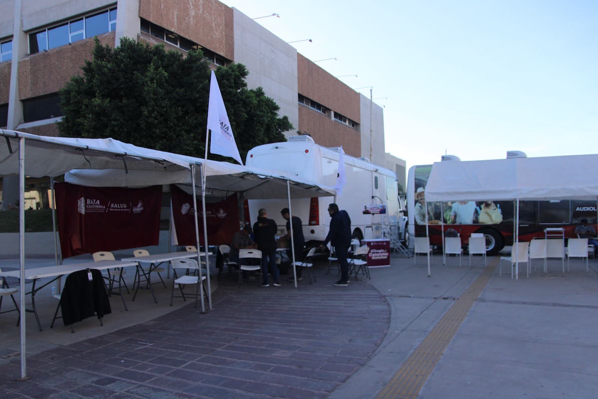 Jornada de vacunación con atención a la vista, oído y mente en Centro Cívico