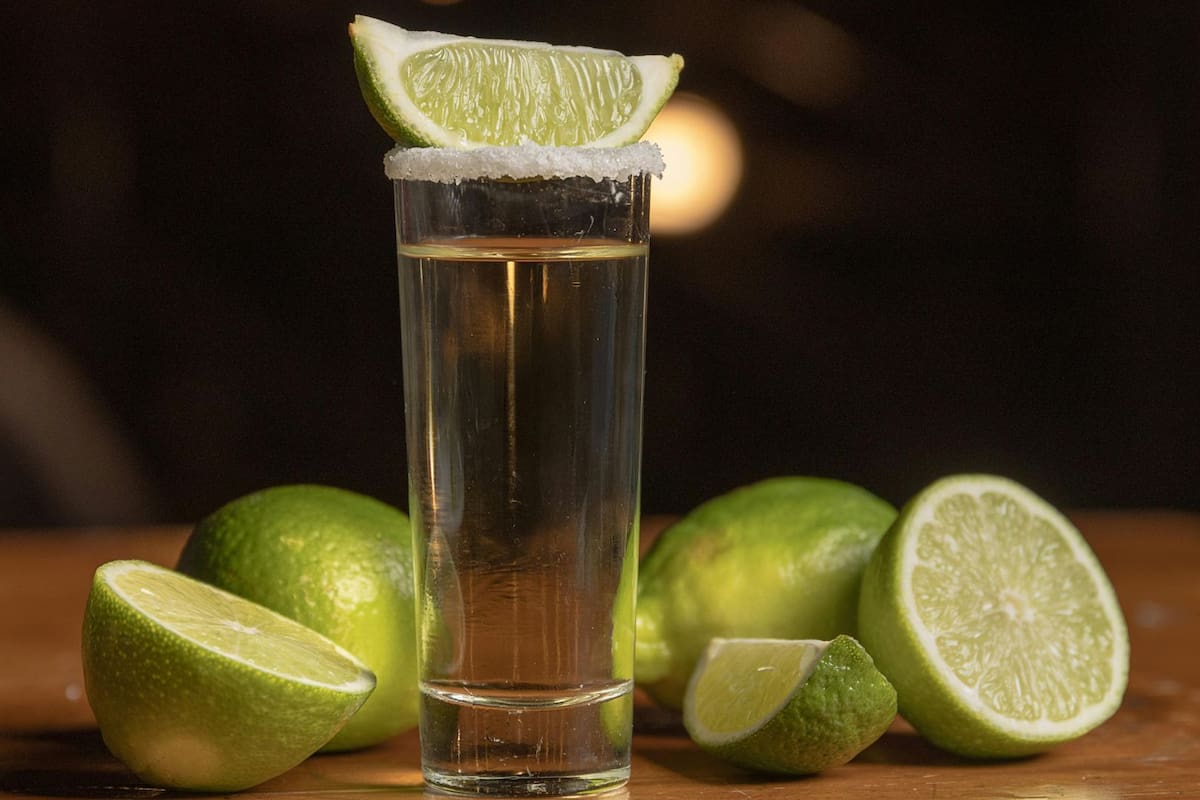 ¿Por qué al vaso pequeño se le dice “shot”? Este es el origen que pocos conocen