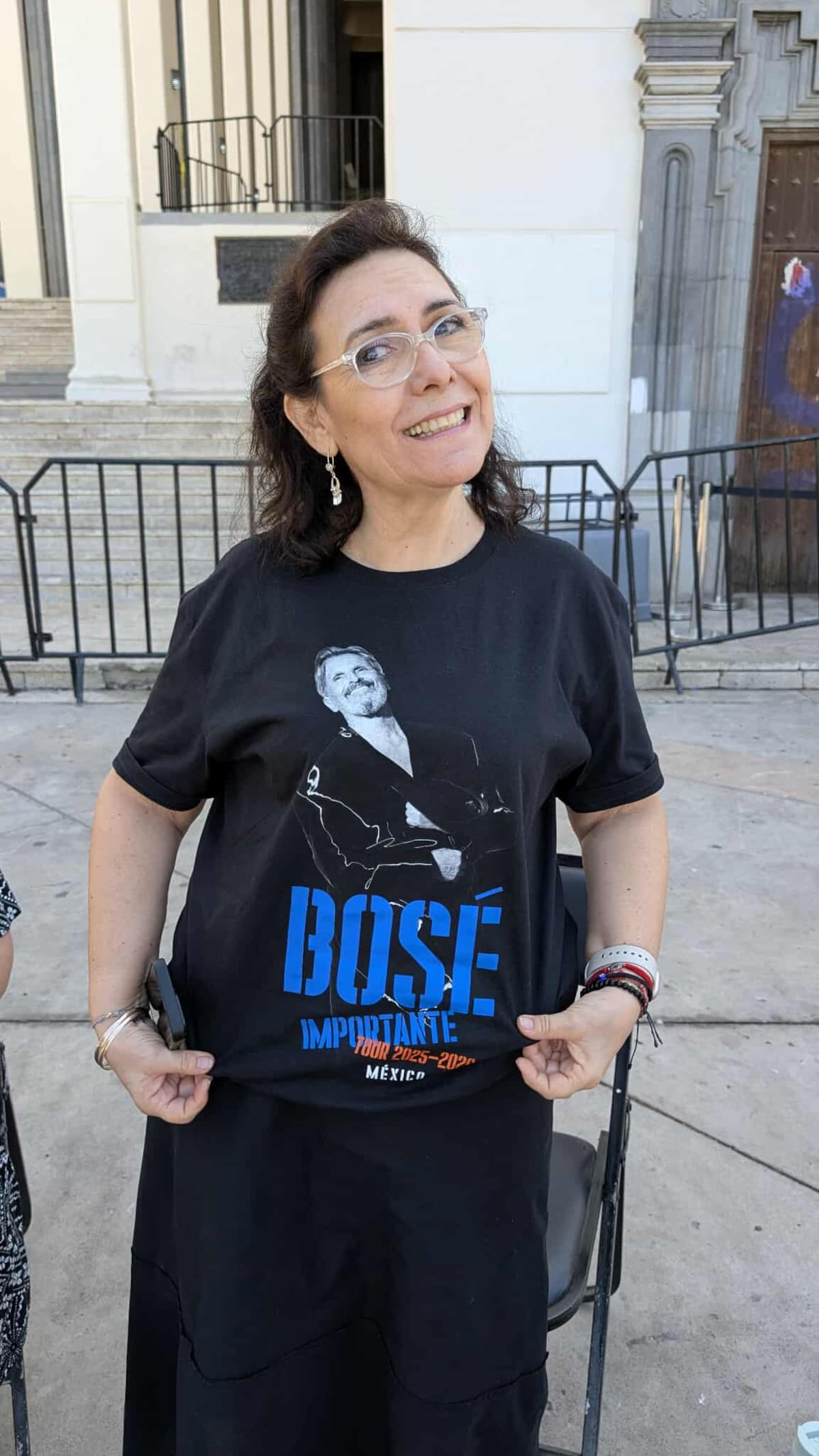 Una de las primeras asistentes en llegar al Foro Rosales para el concierto de Miguel Bosé en las Fiestas del Pitic 2025. | Crédito: Julián Ortega