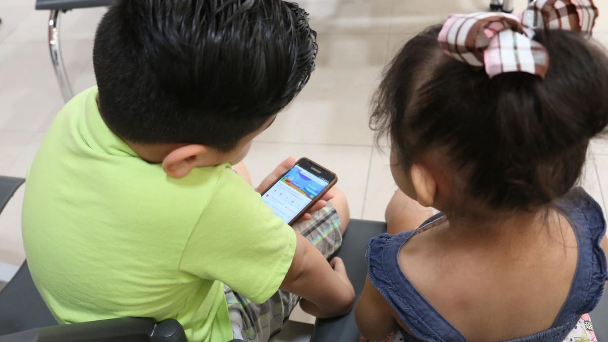Regular Internet en niños y adolescentes no debe basarse en prohibiciones ni límites de edad, advierte experto ante propuesta de Sheinbaum