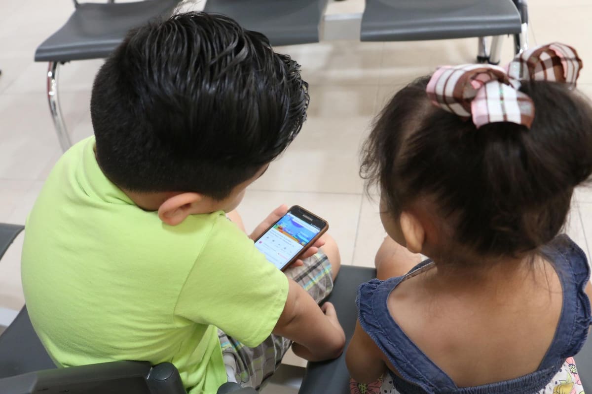 Regular Internet en niños y adolescentes no debe basarse en prohibiciones ni límites de edad, advierte experto ante propuesta de Sheinbaum