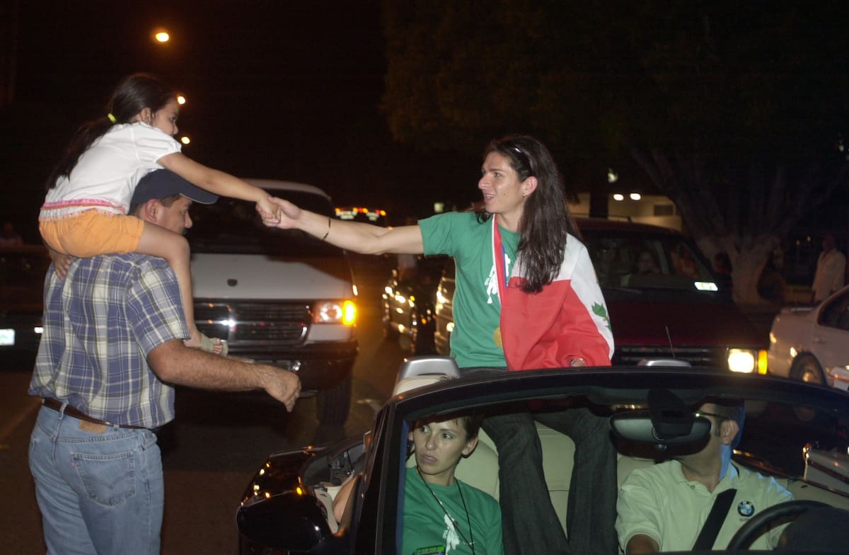 Ana Guevara saluda a niña hermosillense durante un desfile en 2002. (Foto: Archivo GH)