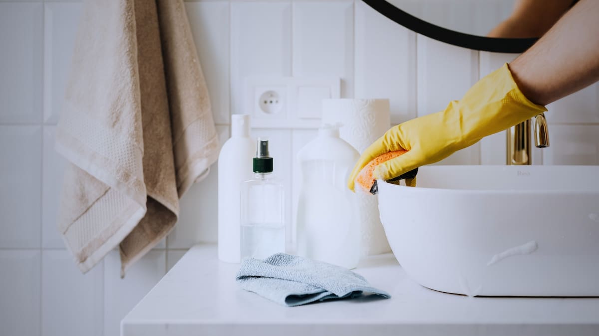 Esto significa que las mujeres realizan ajustes mayores para poder combinar trabajo remunerado y tareas del hogar. Foto: Especial (Canva)