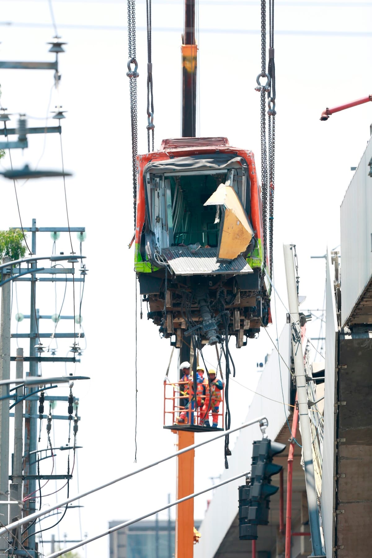 MEX942. CIUDAD DE MÉXXICO (MÉXICO), 04/05/2021.- Bomberos y operarios del área de emergencias trabajan para retirar uno de los vagones que colapsaron en la noche de este lunes, hoy, en Ciudad de México (México). La identificación de los al menos 24 muertos en el derrumbe de un tramo de la Línea 12 del metro de Ciudad de México avanza lentamente este martes tras una tragedia sobrevolada por el fantasma de la corrupción y el mal mantenimiento del transporte público. EFE/ Carlos Ramírez