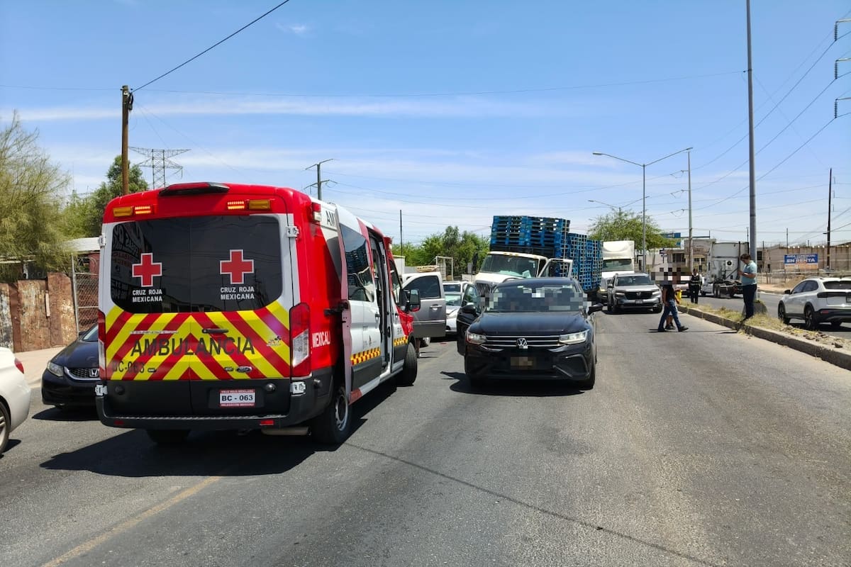 Conductor de camión pierde el control y provoca choque en cadena; 5 carros afectados