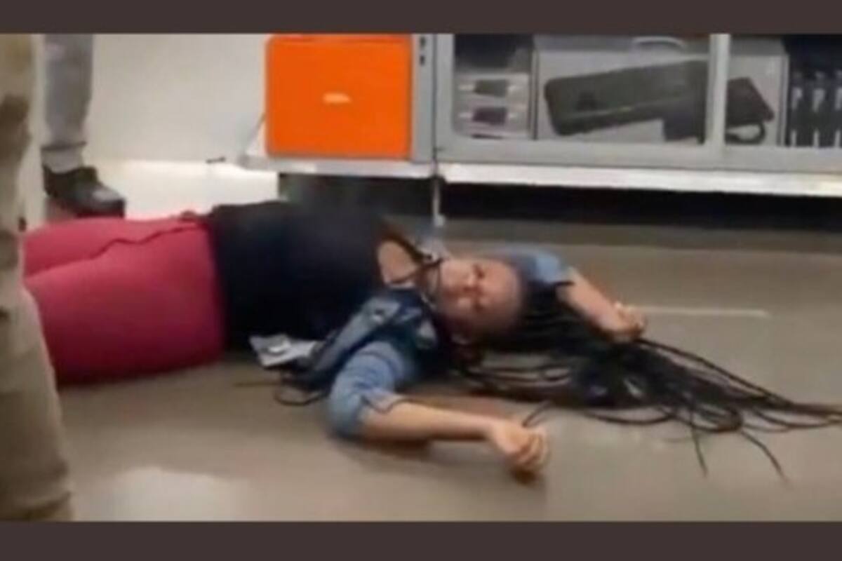 Video: Mujeres se enfrentan a golpes en Walmart por un PlayStation 5