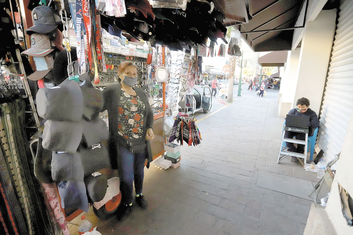 Toma clases en una banqueta del Centro de Hermosillo, mientras su mamá trabaja