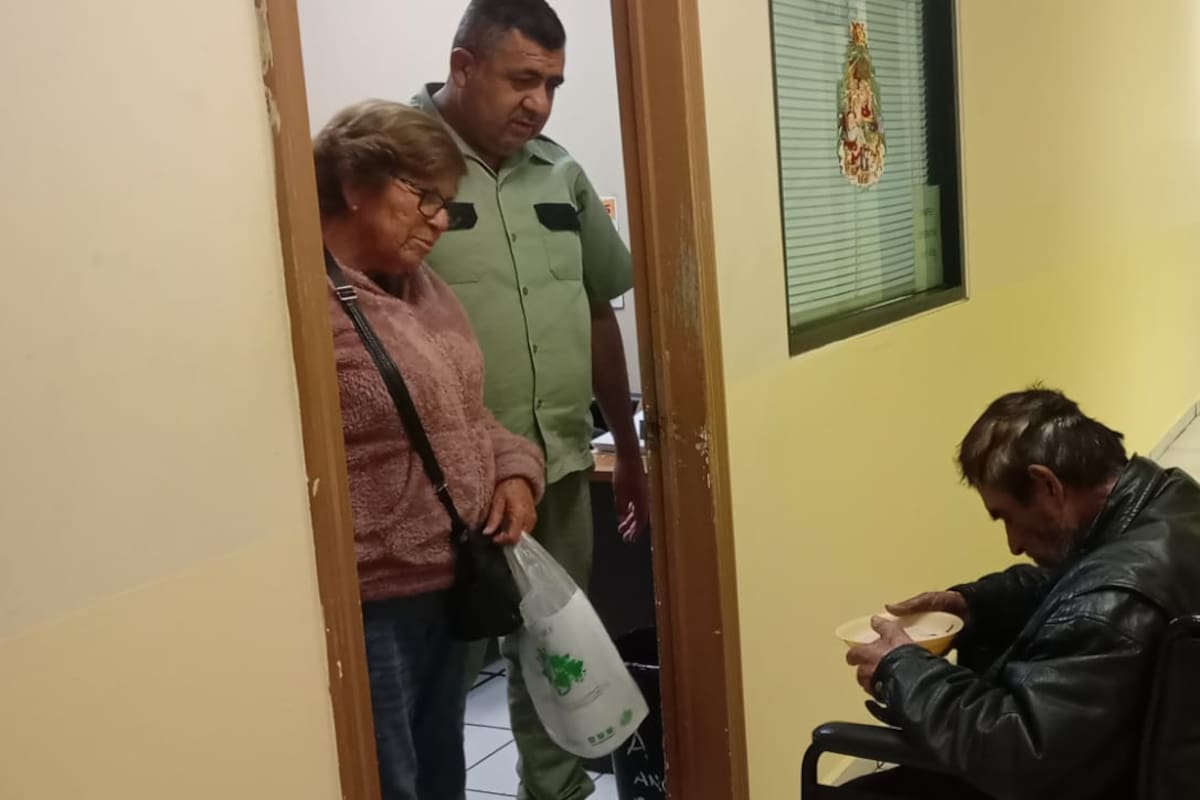 Encuentran a adulto mayor desorientado en la Lázaro Cárdenas y lo reúnen con su familia