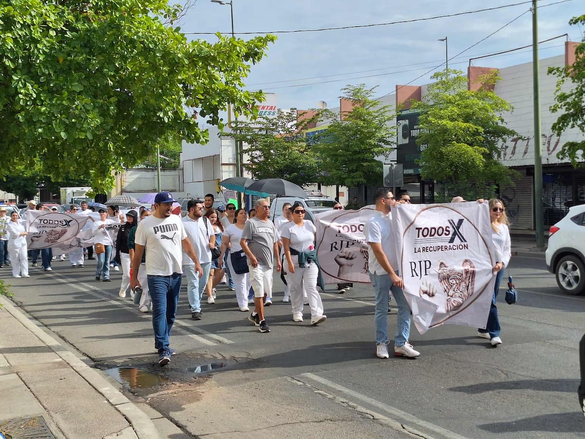 Empleados del IMSS se manifestaron pacíficamente desde la Plaza Emiliana de Zubeldía hasta Palacio de Gobierno para exigir un sistema de jubilación seguro.