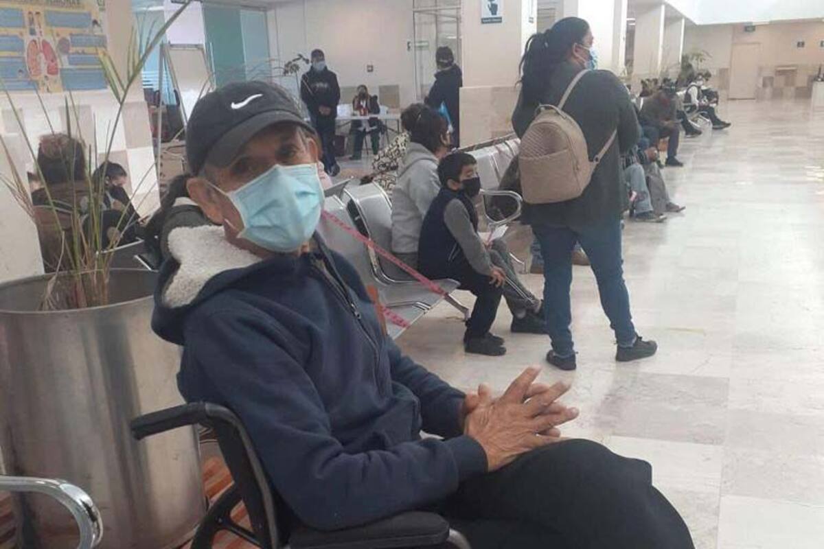 Activista en pro de los adultos mayores es apoyado por decenas de abuelitos
