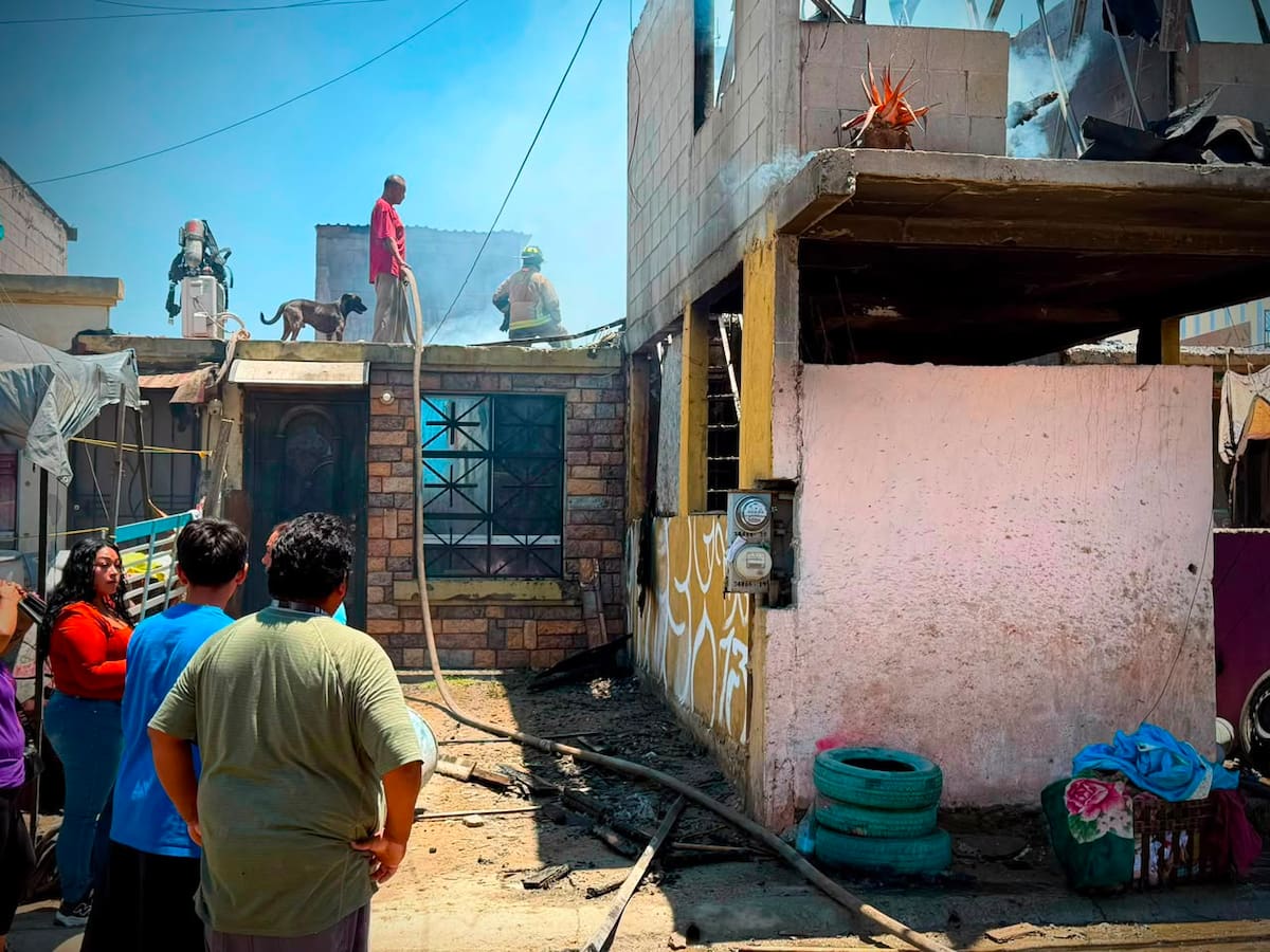 Un incendio en el fraccionamiento Villa del Campo dejó una vivienda con pérdida total y cinco más con daños parciales. No se reportaron personas lesionadas.
Fotos: Border Zoom.