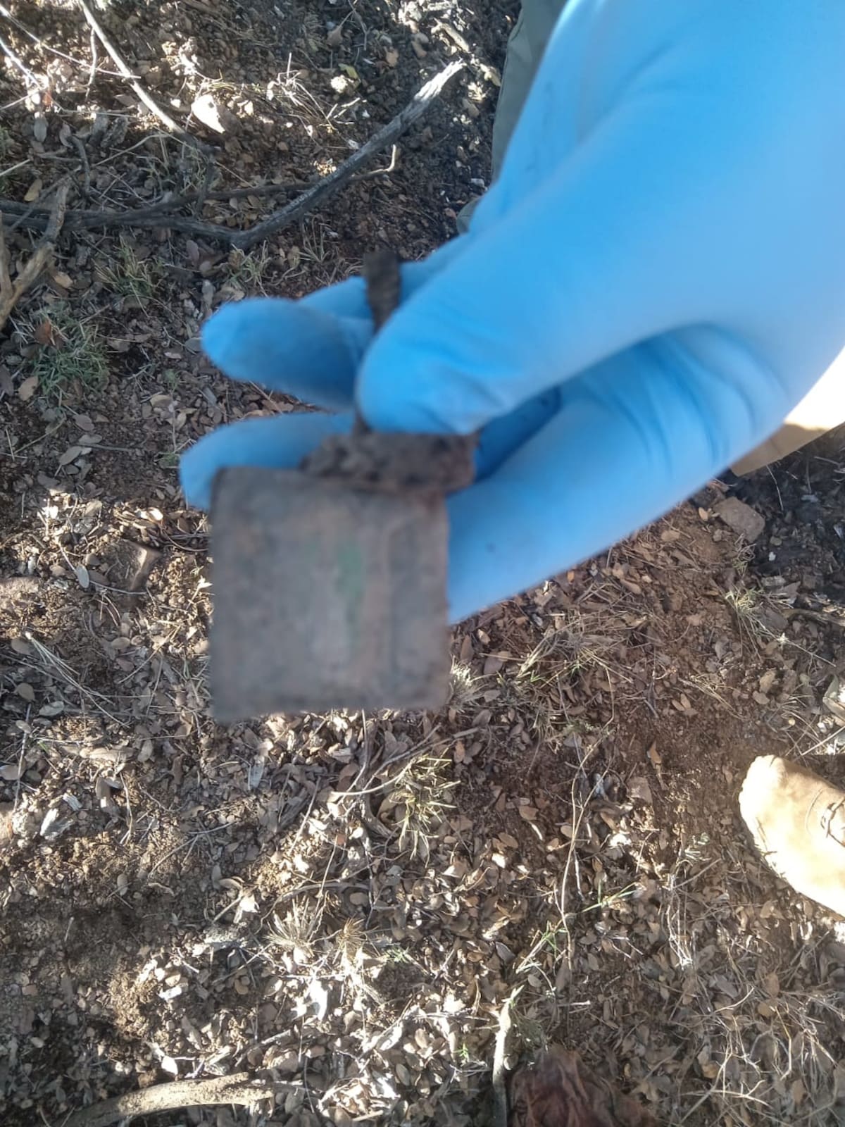 En el sitio se hallaron prendas y objetos personales.